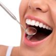 Brak zębów postarza i jest źródłem chorób. Jak temu zapobiec?