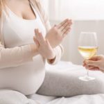 Alkohol w ciąży – kategorycznie zabroniony, więc skąd te mity?