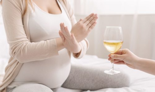 Alkohol w ciąży – kategorycznie zabroniony, więc skąd te mity?